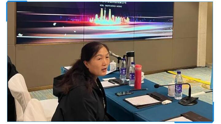 集團財務總監(jiān)劉清華在聽取了銷售部門的數據對比與銷售人員的分析后，她提出應該加強客戶的銷售服務